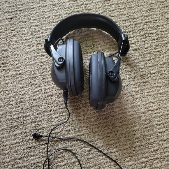 HOWARD LEIGHT Black Over-Ear Headphones - Picture 11 of 11